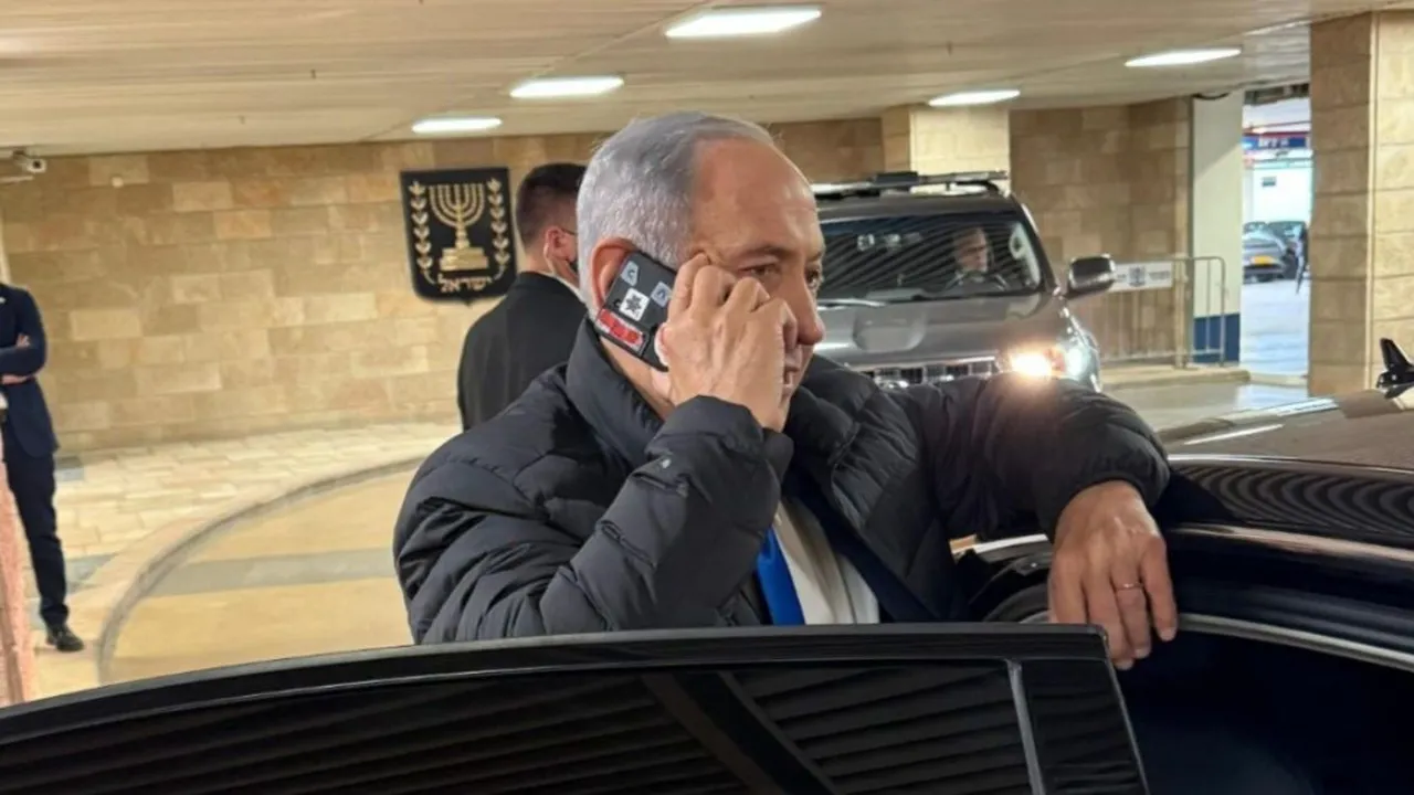 صورة هاتف نتنياهو.. لقطة غامضة تثير ضجة واسعة وتساؤلات في العالم العربي